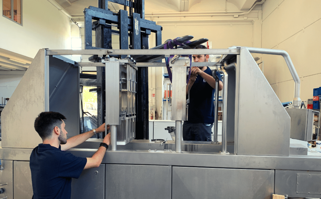 installazione macchina per produzione industriale