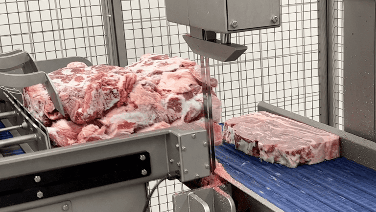 Taglio carne con sega automatica