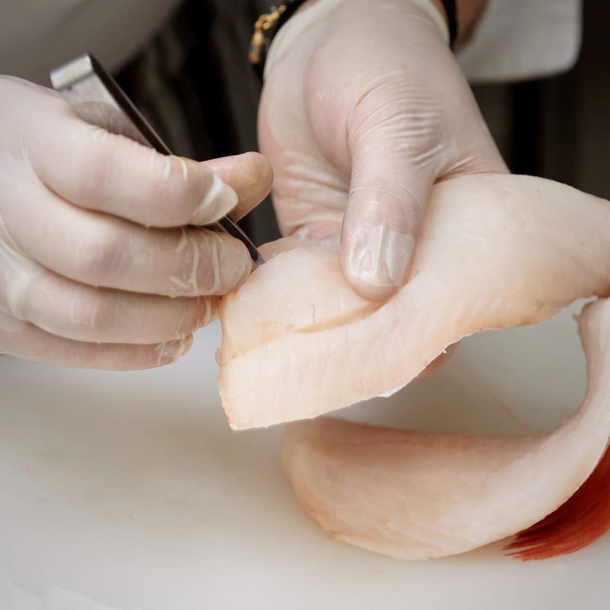 Rimozione manuale delle lische di pesce