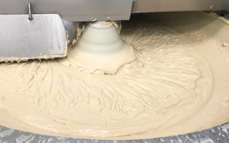 Produzione industriale di crema di mandorle