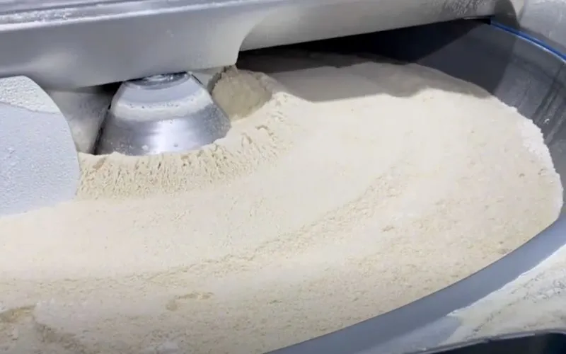 Raffinazione parmigiano con cutter industriale