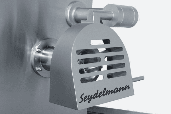 Protezione prodotto in uscita dai Tritacarne seydelmann per piccole aziende