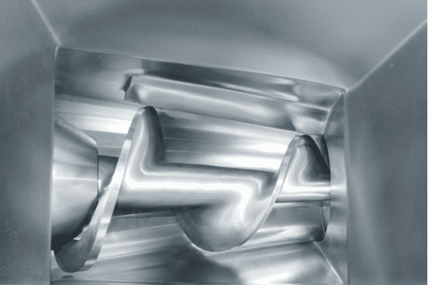 Tramoggia con colea di alimentazione nei Tritacarne seydelmann per piccole aziende